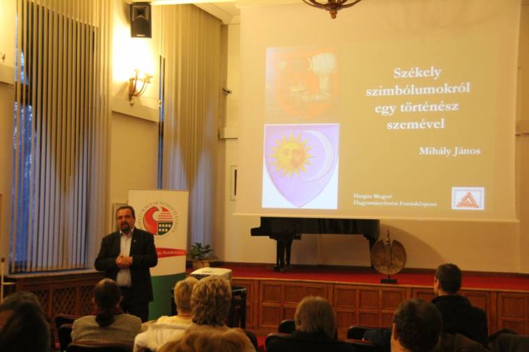 Az égszínkék alapú székely zászló a régebbi változat