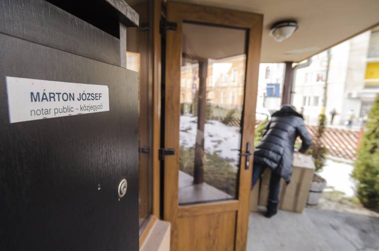 Súlyos büntetéseket kapott Márton József volt közjegyző