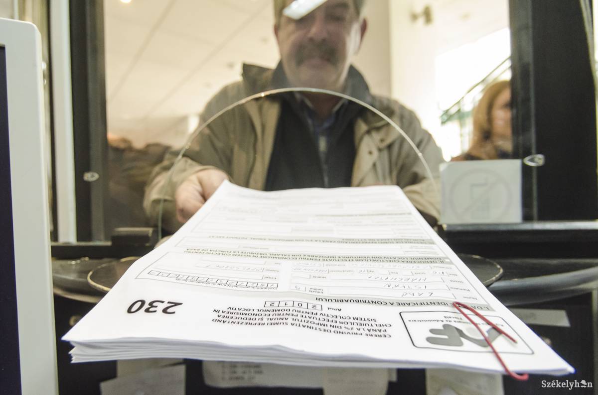 Segítenek eligazodni az iratcsomók kitöltése és leadása előtt. Illusztráció •  Fotó: Veres Nándor