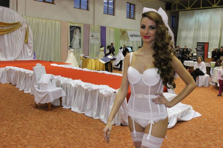 Ki hogyan esküszik?