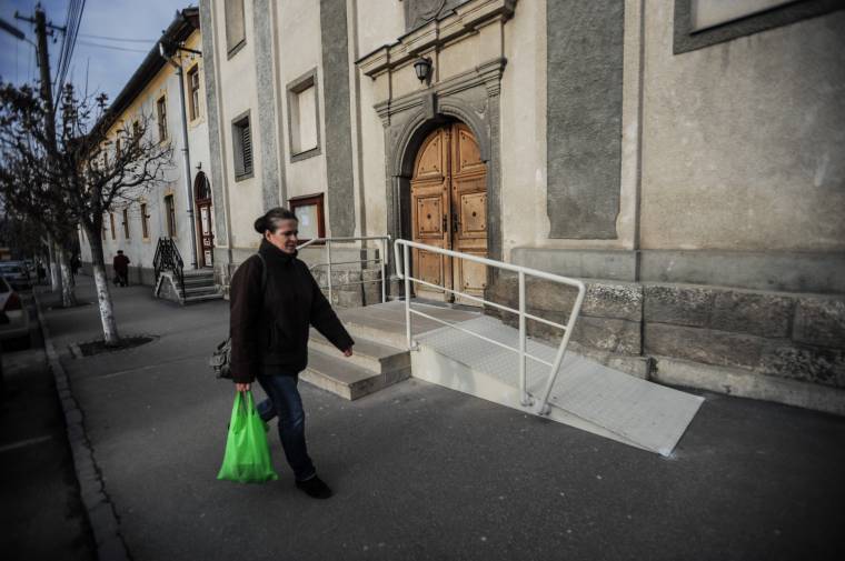 Látványsértő akadálymentesítés a Barátok-templománál