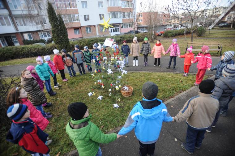 Gyerekkezek díszítette parkok