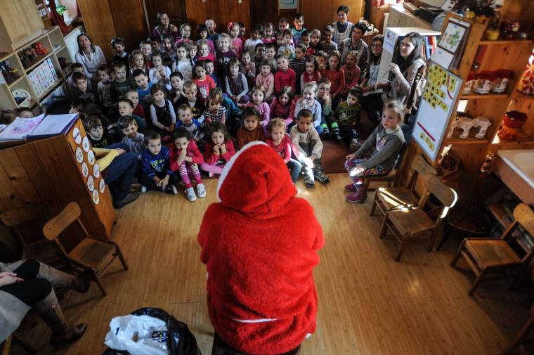 Kétezer-hatszáz gyermeknél járt már a Mikulás
