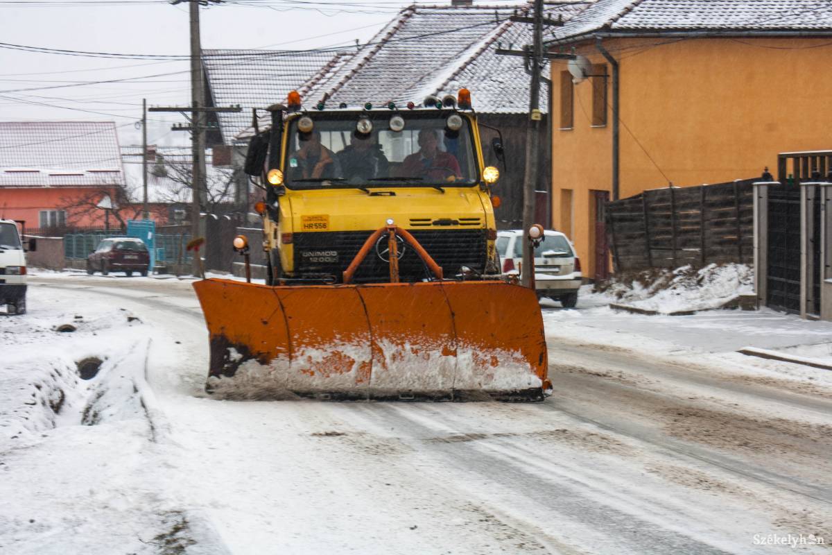 Ki, hogyan reagál majd a havazásra? Mindig kérdés. Archív •  Fotó: Tamás Attila