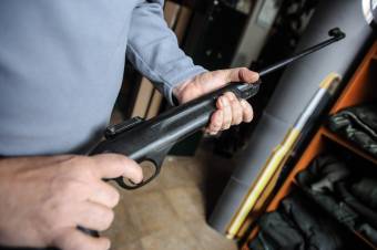 Illegális fegyvertartás miatt tartottak házkutatást Szászkézden