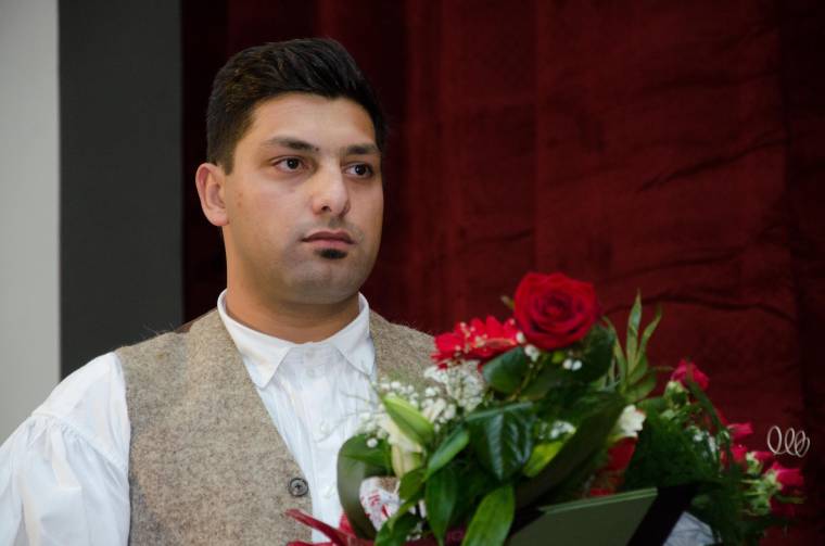 Felállva tapsolták a díjazottat