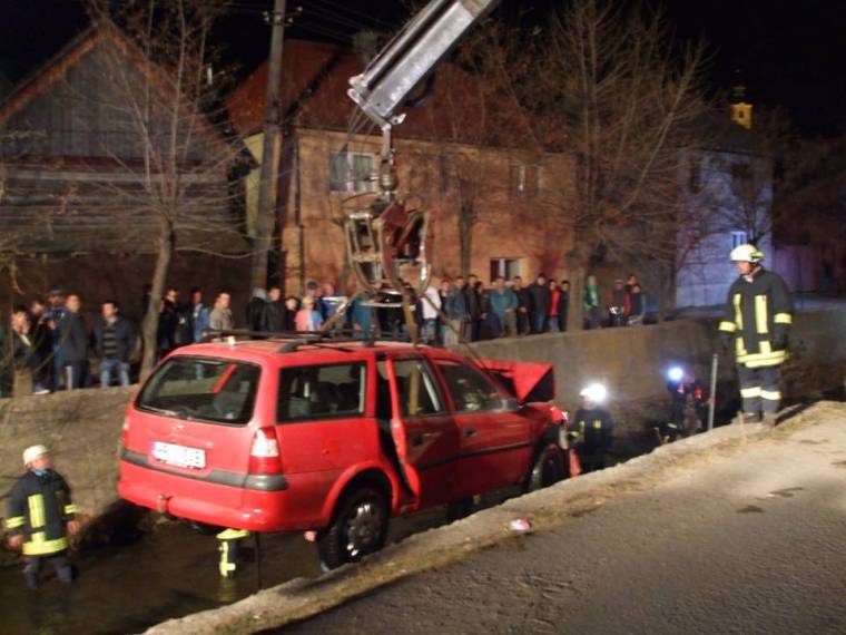 Gyorshajtás miatt zuhant patakba