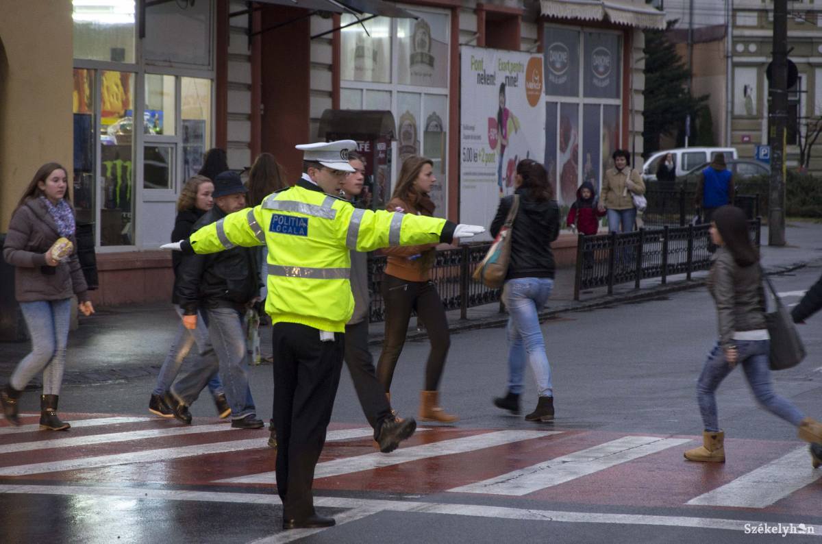 Nem csak a rendőrökön, a gépjárművezetőkön is múlik a forgalom zavartalansága iskolakezdéskor &bullet;  Fotó: Lukácsi Lehel