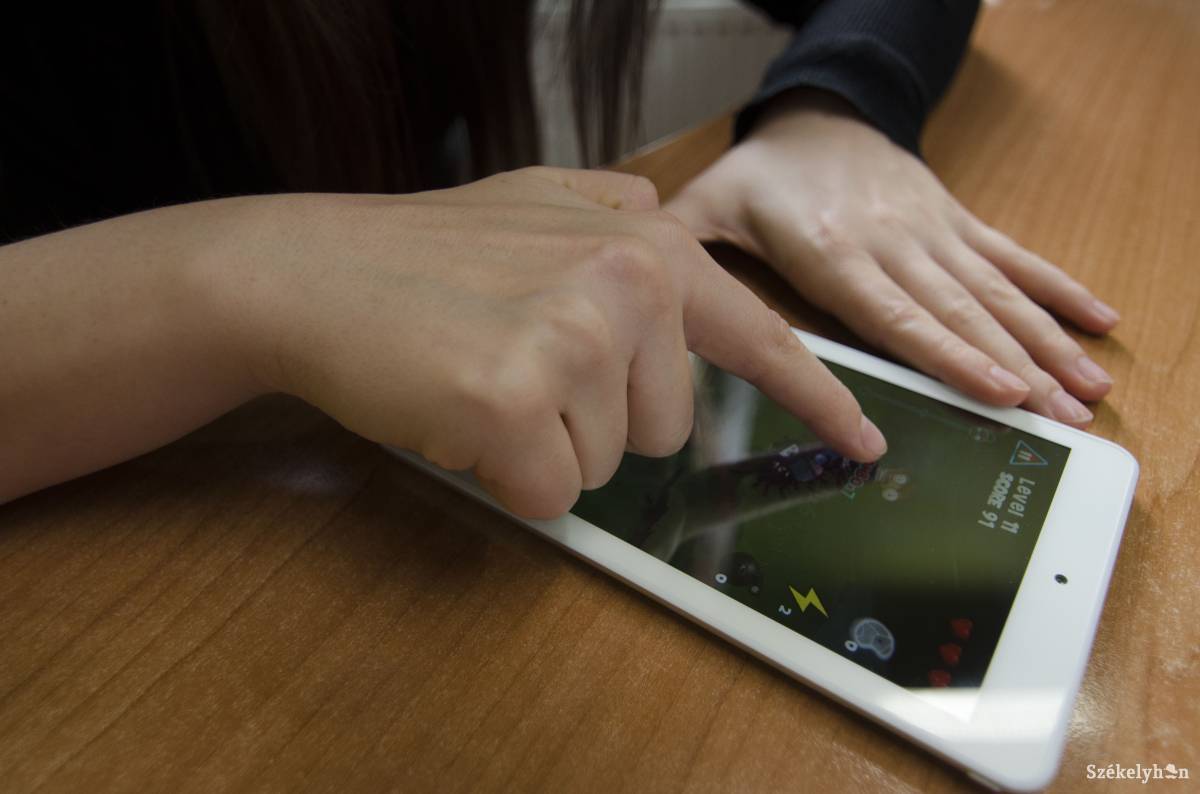 Táblagépeket, digitális eszközöket szereznek be a diákoknak egy uniós projekt révén, Marosvásárhelyen is. Ehhez rendelték most hozzá az önrészt. Képünk illusztráció •  Fotó: Lukácsi Lehel