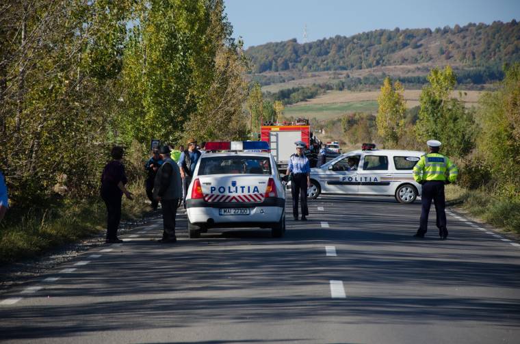 Felborult, és lángra kapott egy jármű