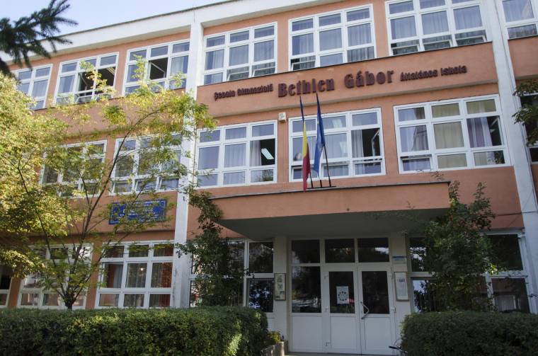 Kívülről kezdik a tatarozást