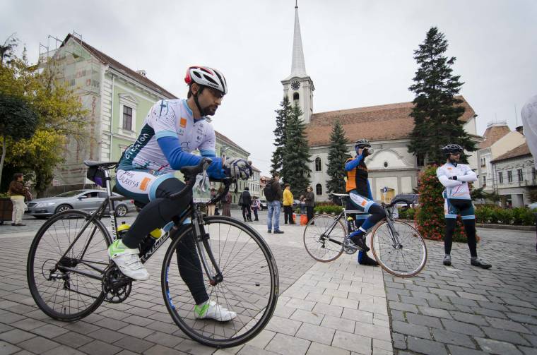 Gyerekek oktatásáért karikáznak