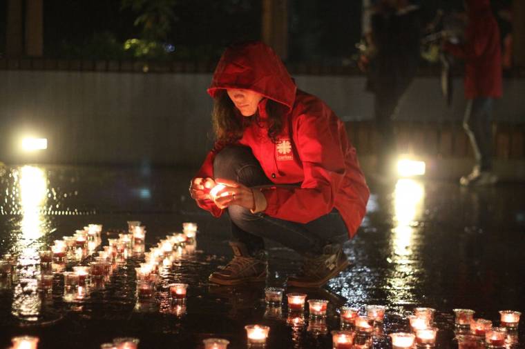 Tenyérrel óvták a lángot