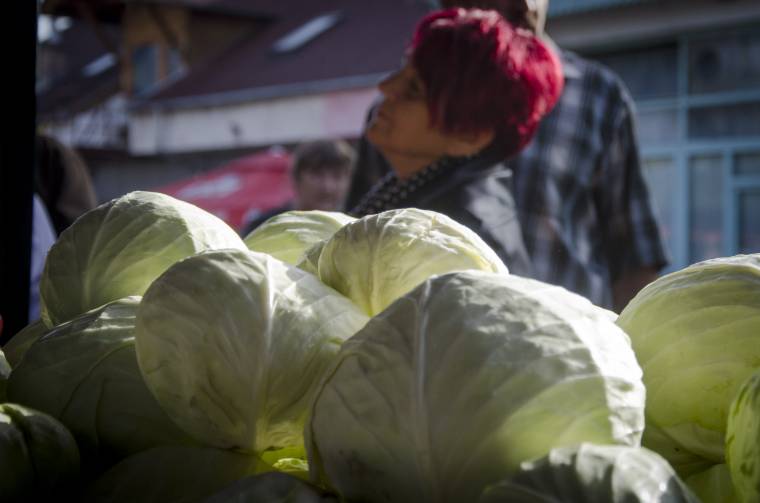 Színes árukínálat a székelyudvarhelyi piacon