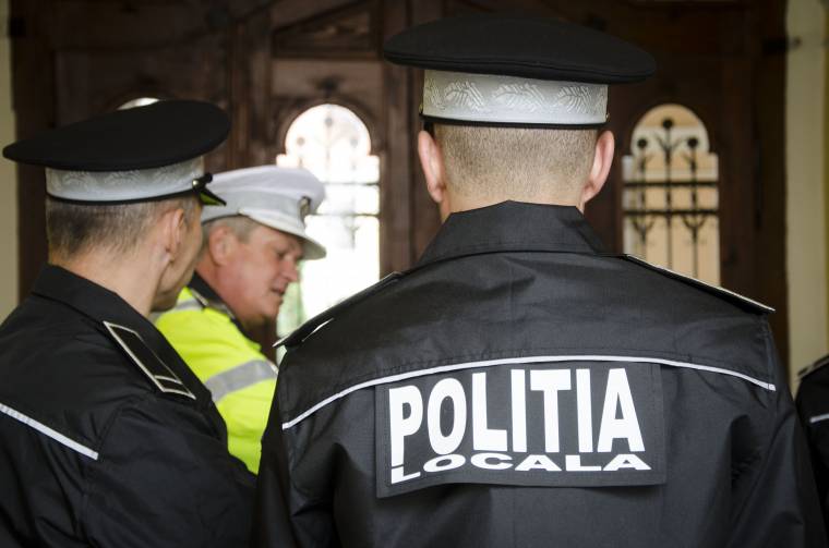 Átöltöznek a helyi rendőrök