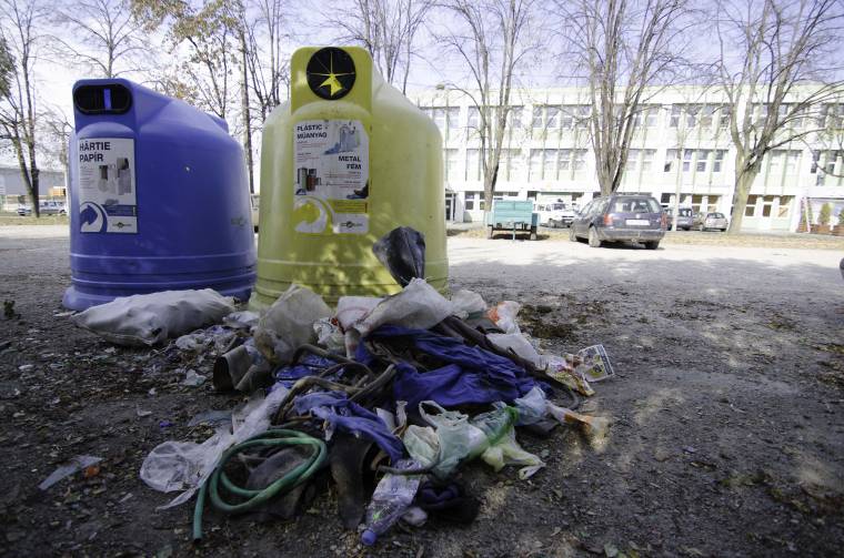 Szemétben úszó folyómeder