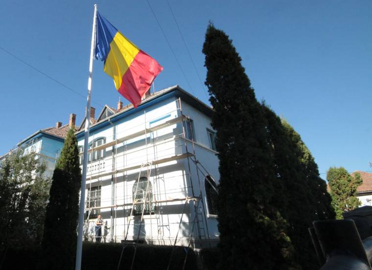 Új zászló a rendőrség udvarán