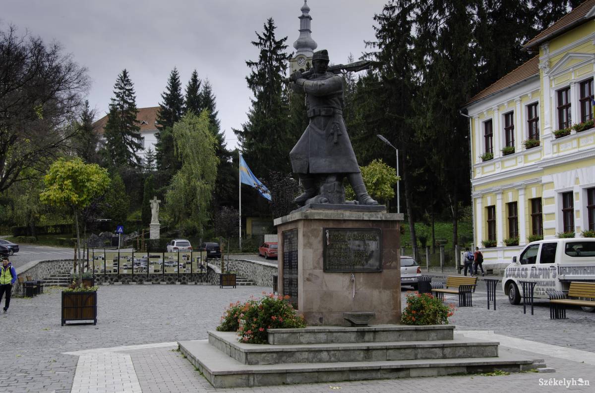 A székelyudvarhelyi Márton Áron tér, azaz a Patkó. Archív •  Fotó: Lukácsi Lehel