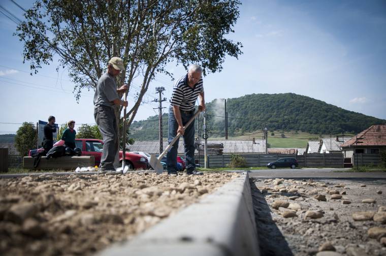 Készül a járda a szárhegyi úton