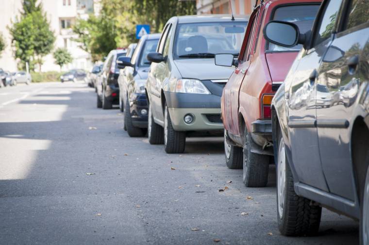 Módosítják a parkolóhelyek bérlési feltételeit