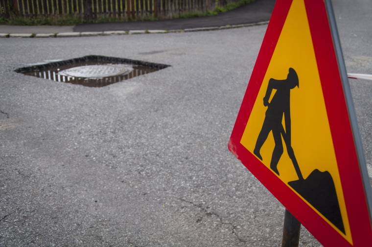 Éles gödrök a Szarkakő utcában