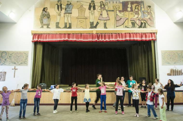 Esti táncoktatás a Fili táborában