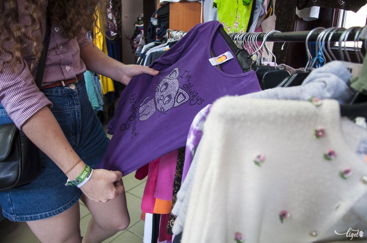 A keresgélés öröme. Jó alternatíva lehet a fast fashion boltokra a turkáló •  Fotó: Lukácsi Lehel