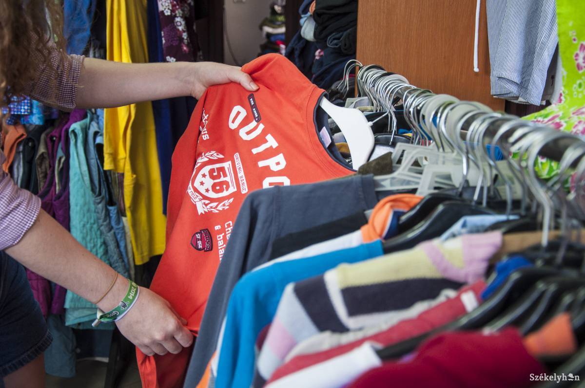 Termékmustra. Hiába keresték, sok ruhán nem találtak textilcímkét a fogyasztóvédők •  Fotó: Lukácsi Lehel