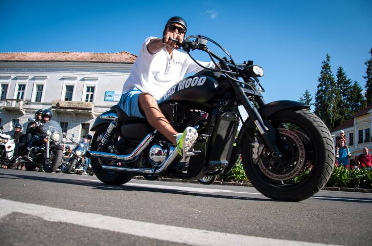 Motorosok találkoztak a Szejkén