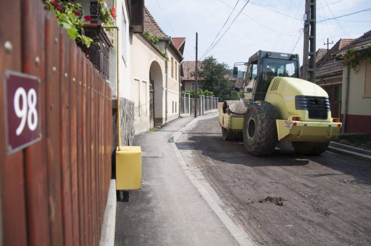 Húszezer négyzetméternyi földutat aszfaltoztak Sepsiszentgyörgyön