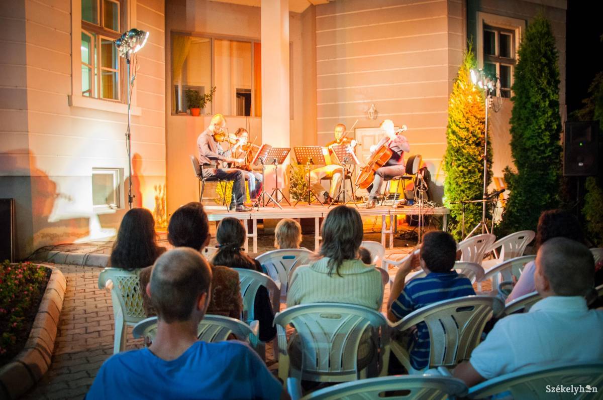 &bullet;  Fotó: Lukácsi Lehel