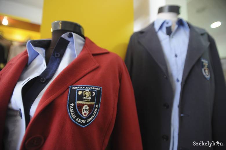 Egy közösséghez való tartozás jelképe lehet az uniformis, amelyet van, hogy csak ünnepekre öltenek fel a diákok •  Fotó: Thomas Campean