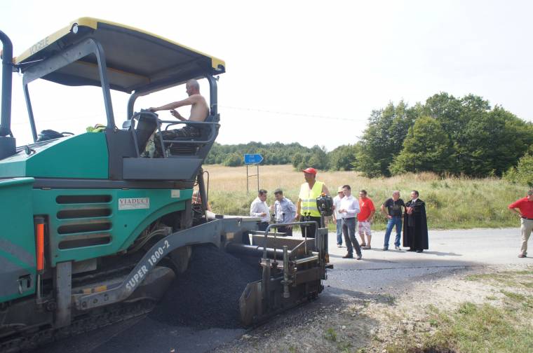 Aszfaltoznak Énlaka felé