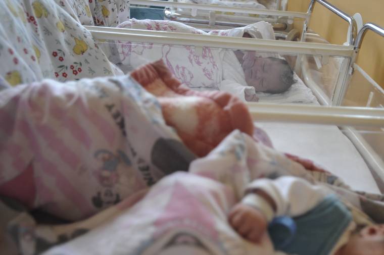 Hallásvizsgálatot végeznének minden újszülöttön