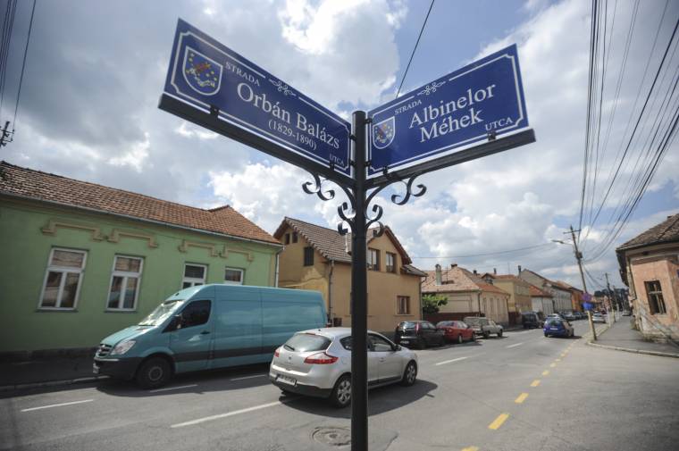 Elkezdték az új utcanévtáblák kihelyezését Udvarhelyen