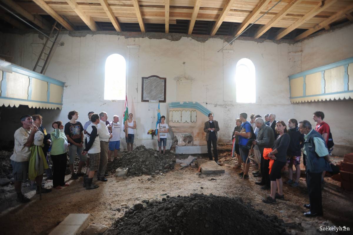 Ilyen állapotban volt a templombelső 2014 júliusában •  Fotó: Thomas Campean