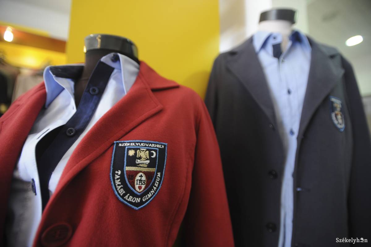Egy közösséghez való tartozás jelképe lehet az uniformis, amelyet van, hogy csak ünnepekre öltenek fel a diákok •  Fotó: Thomas Campean