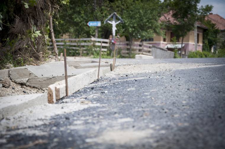 Vígan gurul a szekér Farkaslaka községben