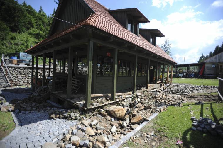 Óriási erővel zúdult le a víz