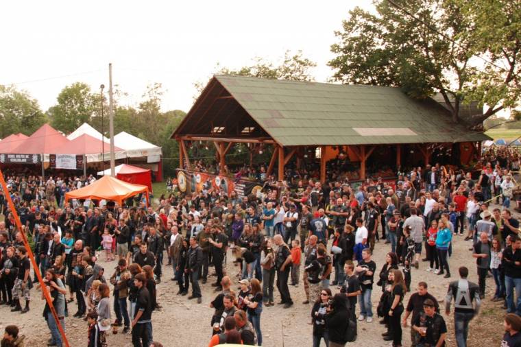 Motorokkal az árvákért