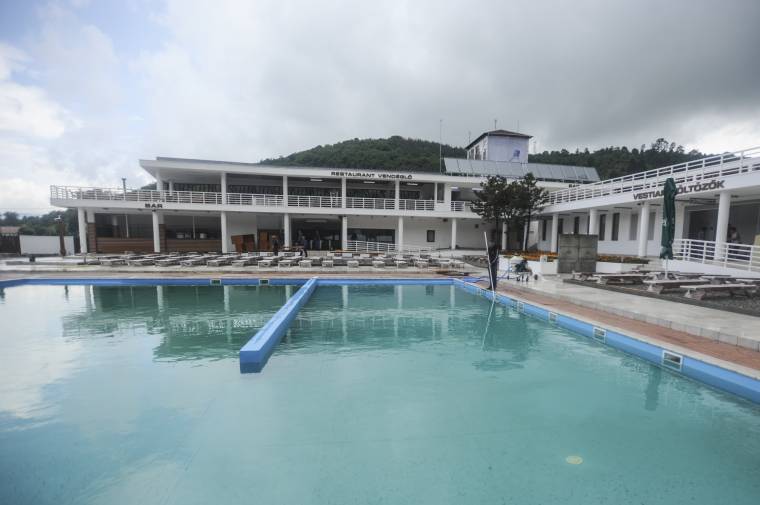 Csobbanás Parajdon – A hét végén nyit Erdély legnagyobb sós vizű strandja