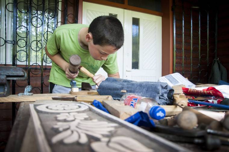 Népi mesterségeket sajátíthatnak el az ingyenes csíkcsobotfalvi kézműves táborban