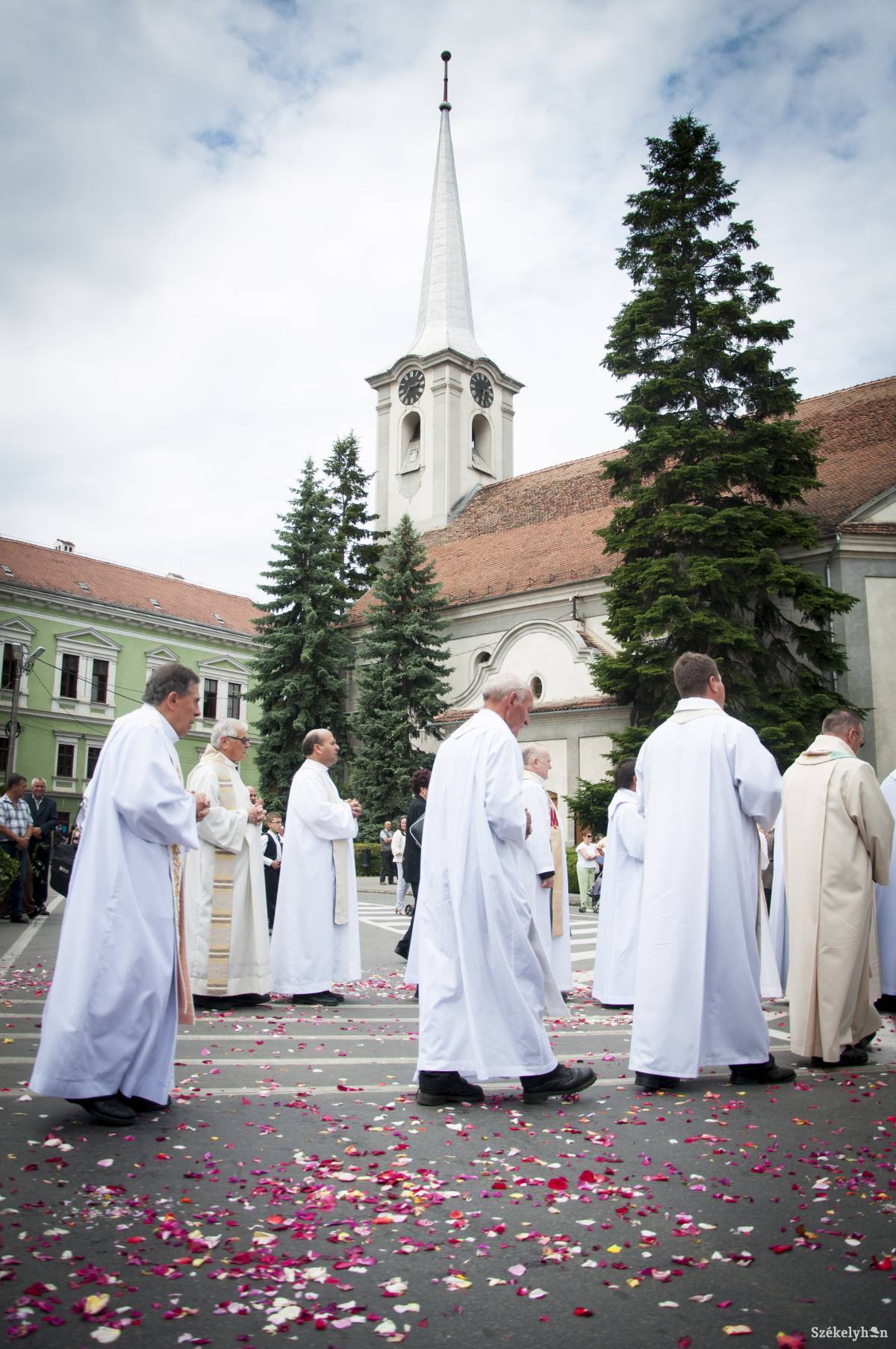 A körmenet közben szórt virág áldás után szentelménynek tekinthető, amelynek a néphit mágikus erőt tulajdonított. Archív •  Fotó: Lukácsi Lehel