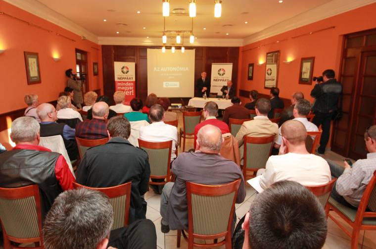 Udvarhelyen is ismertette autonómia-koncepcióját a Néppárt