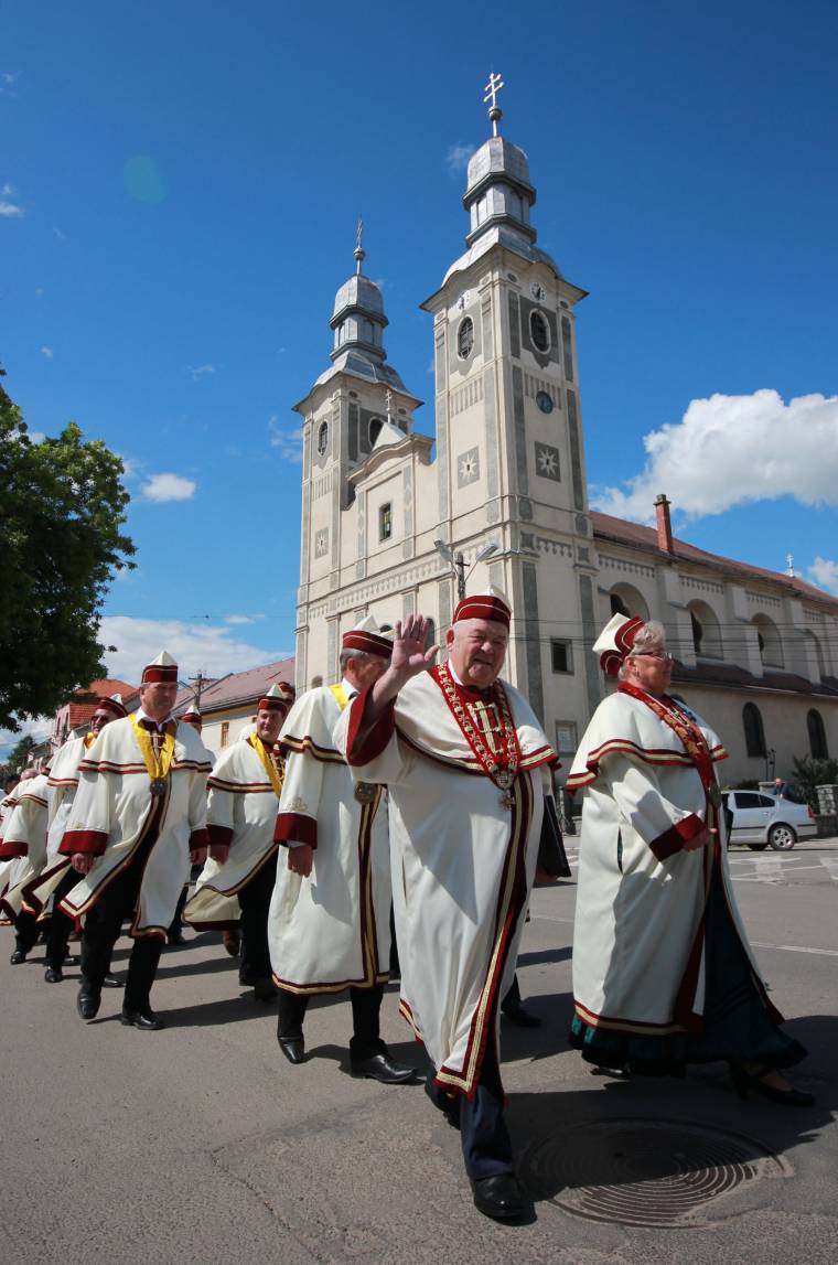 Bárány roston, üstben, nyárson
