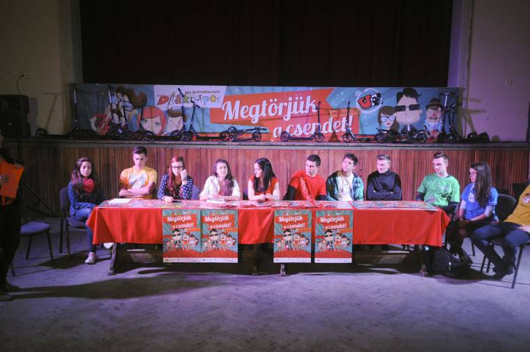 Megtörik a város csendjét