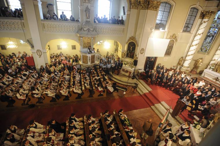 Letették az egyenruhát a gimisek