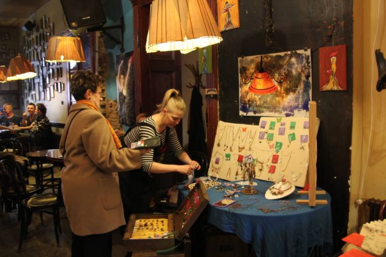 A színészek kézműves oldalával ismerkedhetünk meg