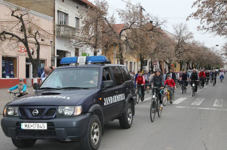 Bringázás csendőri kísérettel