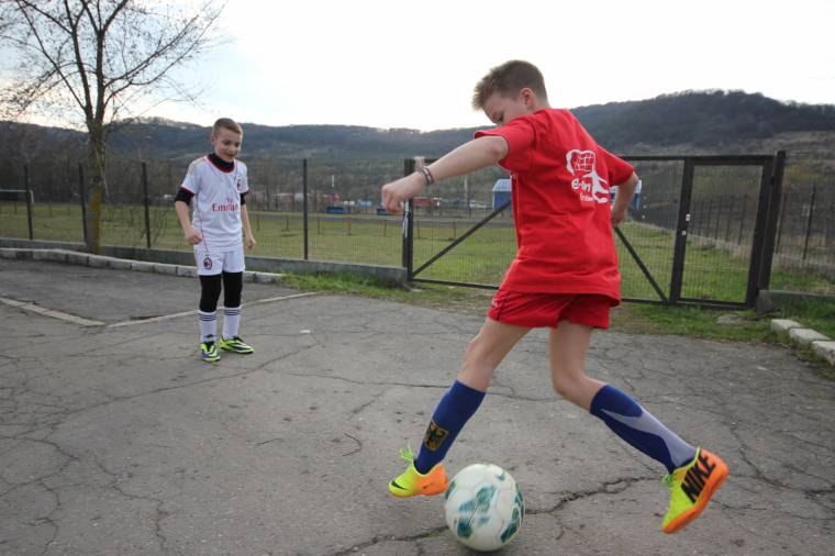 Csúszhat a műfüves pálya elkészítése